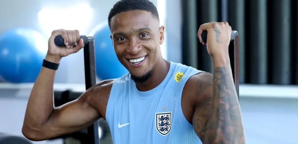 Jugador entrenando con equipo de gimnasio