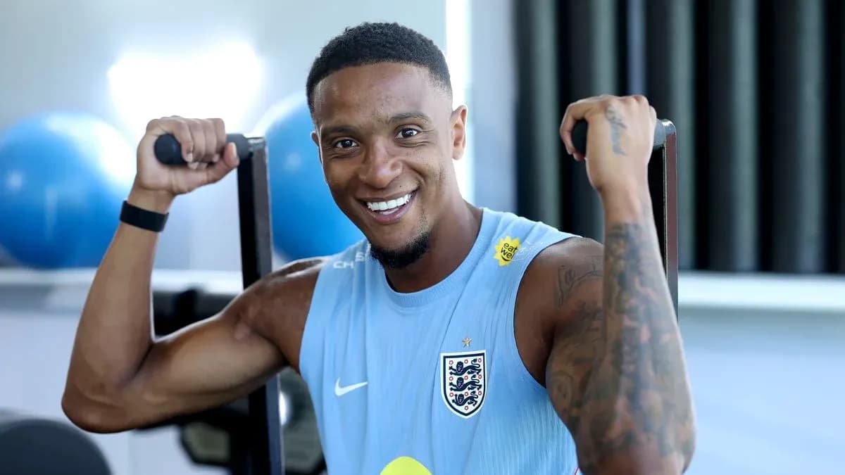 Jugador entrenando con equipo de gimnasio