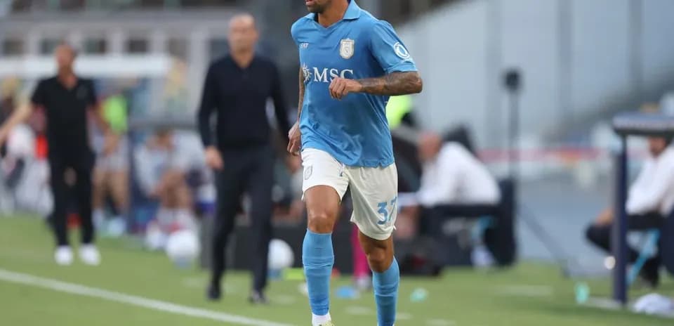Jugador corriendo con balón en campo de fútbol