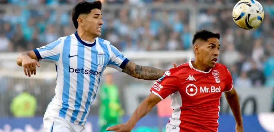 Jugadores de Huracán y Racing luchando por el balón