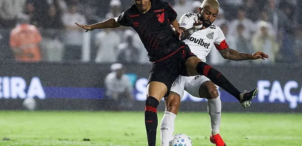 Jugador de Atlético Paranaense defendiendo ante Santos