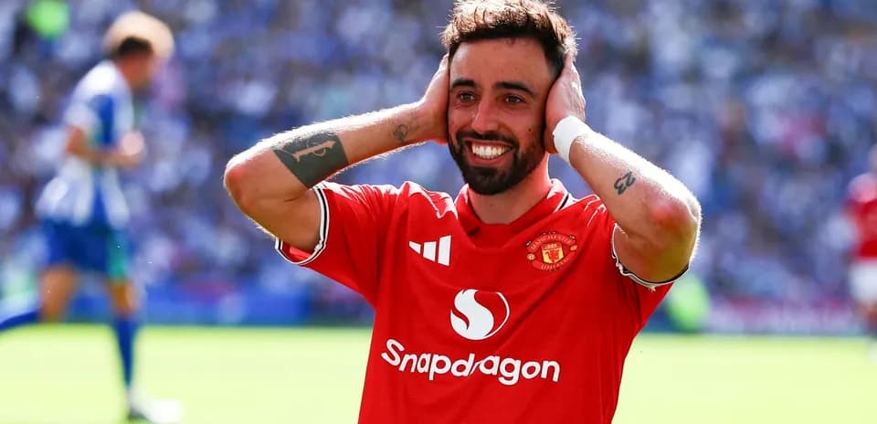 Bruno Fernandes celebra después de anotar un gol