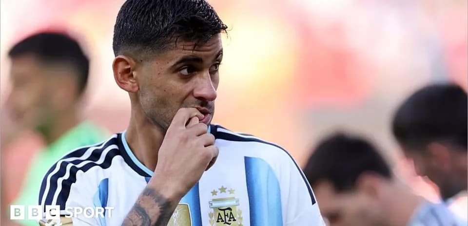 Jugador de Argentina pensativo en el campo