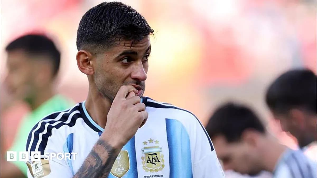 Jugador de Argentina pensativo en el campo