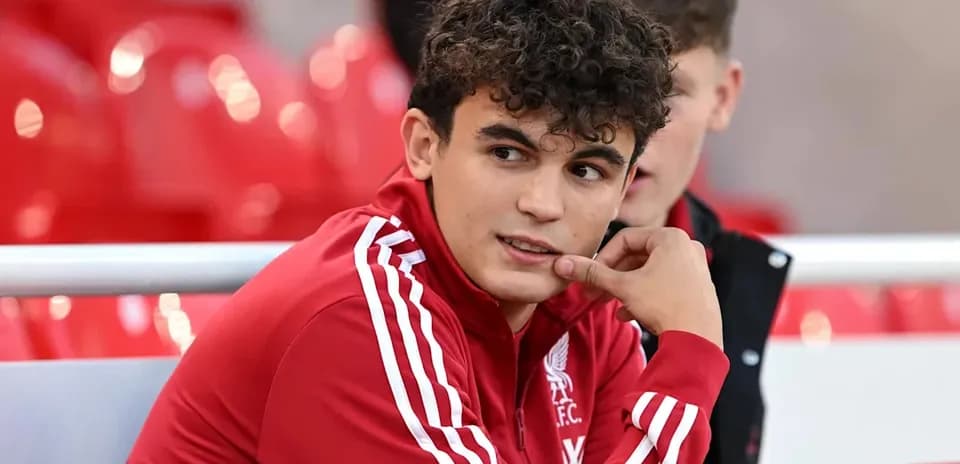 Jugador de Liverpool sentado en la banca de suplentes
