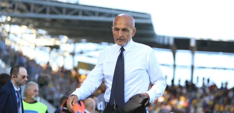 Entrenador caminando en el banquillo del estadio