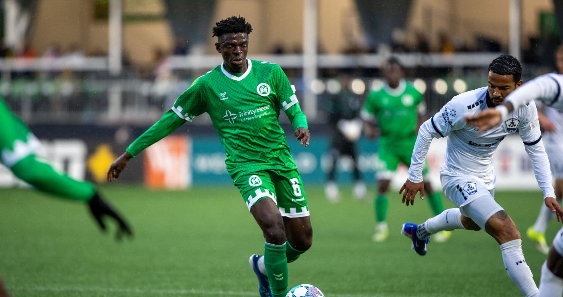 Jugador de Hartford Athletic controlando el balón