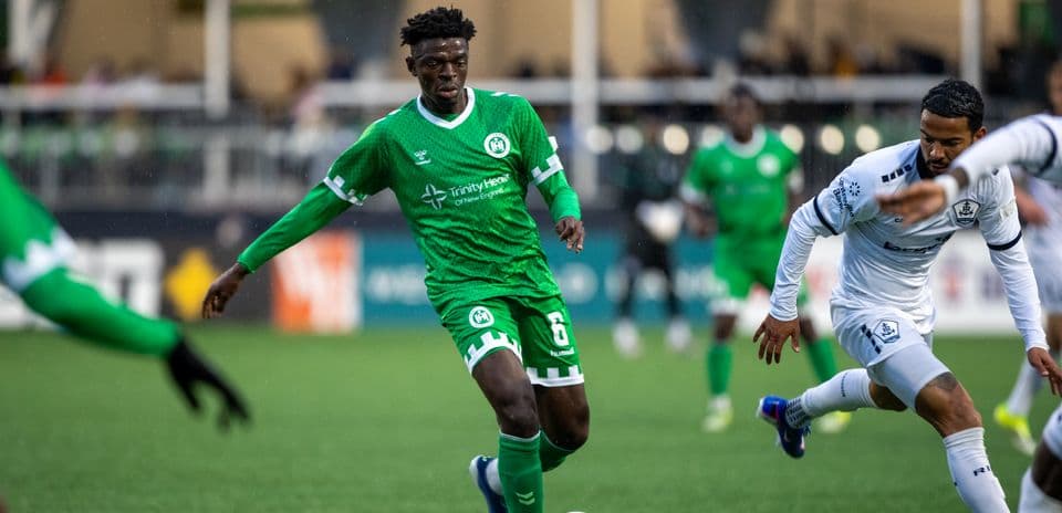 Jugador de Hartford Athletic controlando el balón