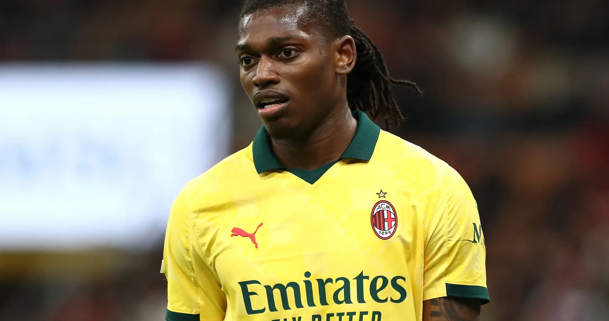 Jugador de AC Milan en uniforme amarillo durante partido
