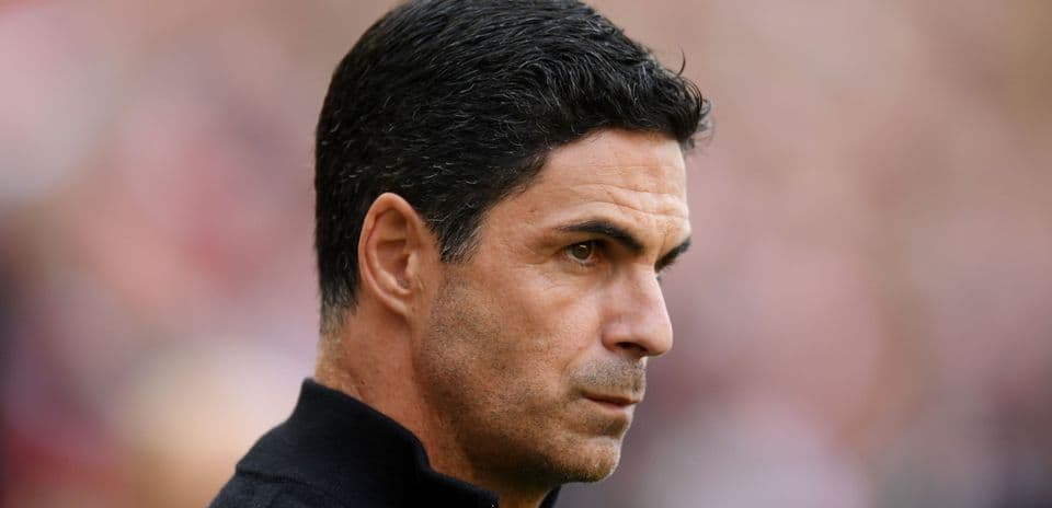 Entrenador observando el partido desde la banda