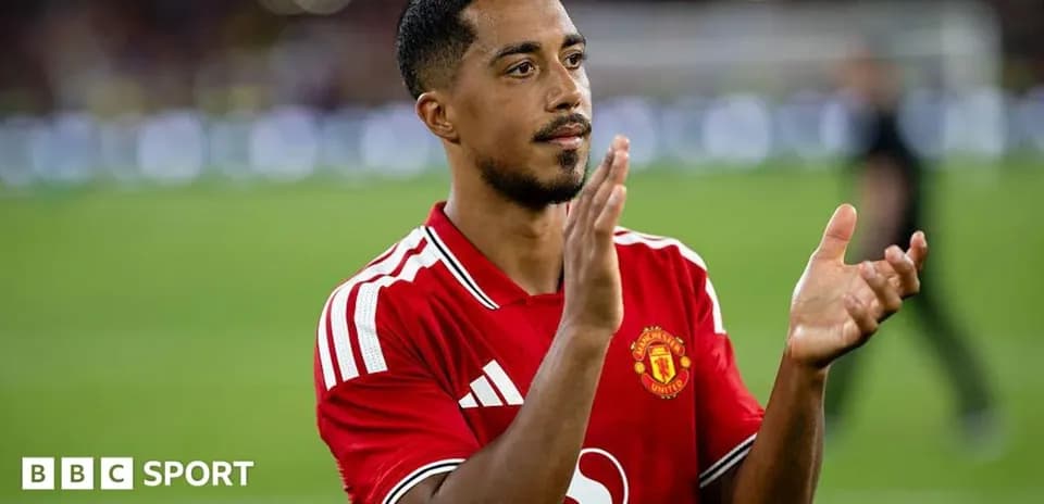 Jugador de Manchester United aplaudiendo en el campo