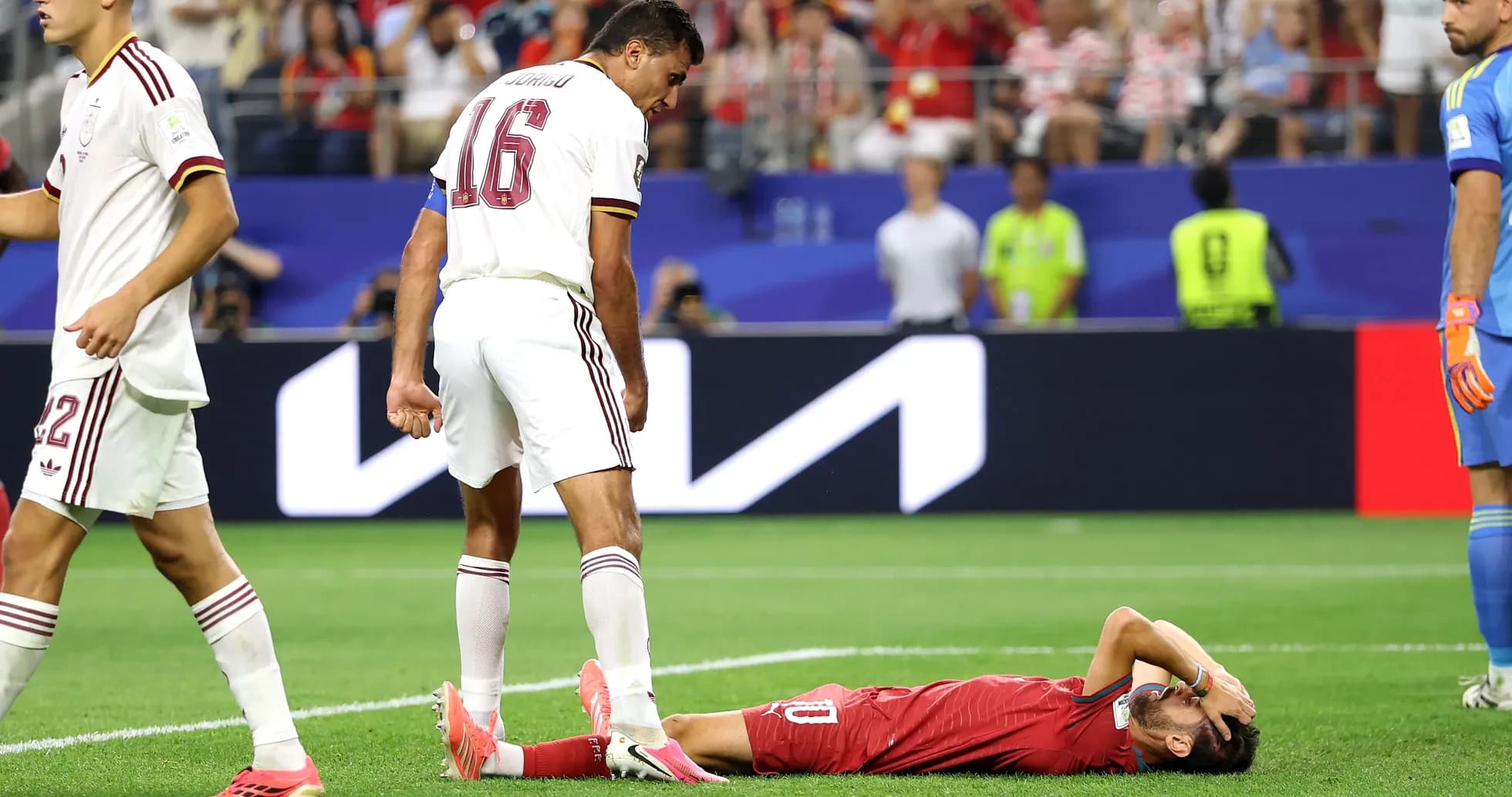 Jugador caído en el campo durante el partido