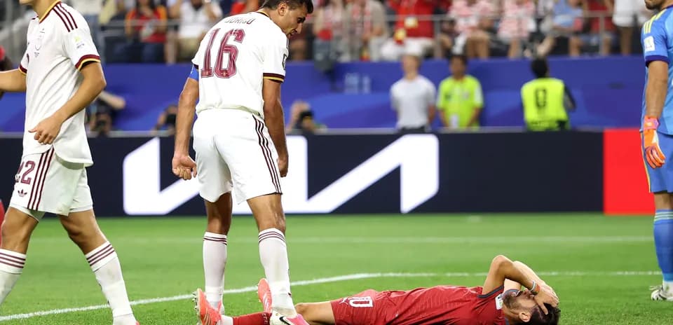 Jugador caído en el campo durante el partido