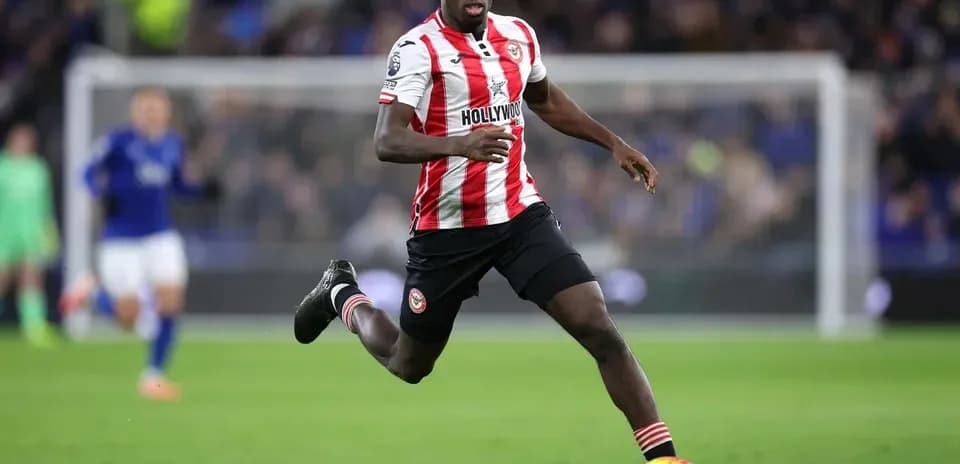 Jugador de Brentford corriendo con el balón en el campo