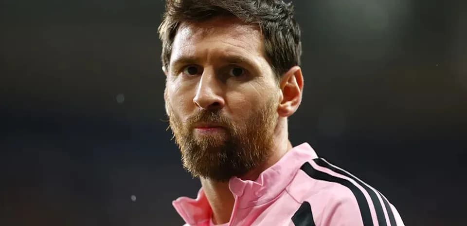 Jugador con camiseta rosa de Inter Miami en el campo