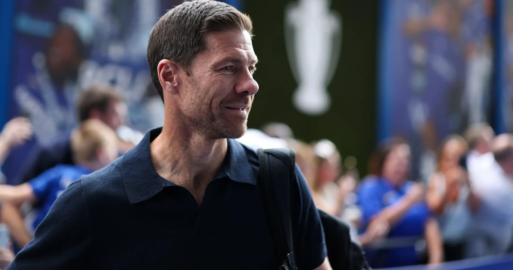 Hombre sonriendo con camiseta en evento deportivo