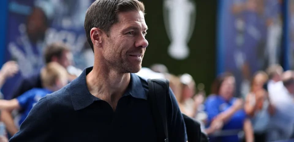 Hombre sonriendo con camiseta en evento deportivo