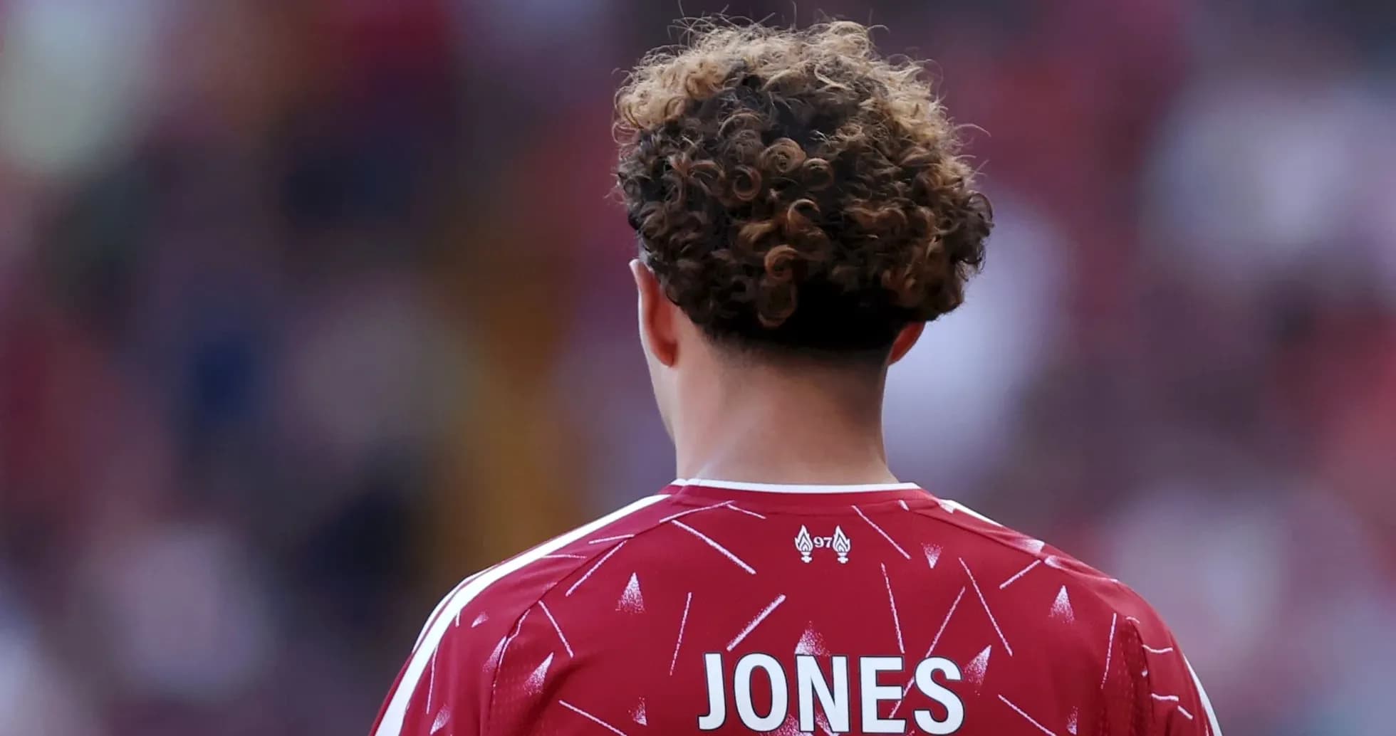 Jugador con camiseta roja y nombre 'JONES' visible