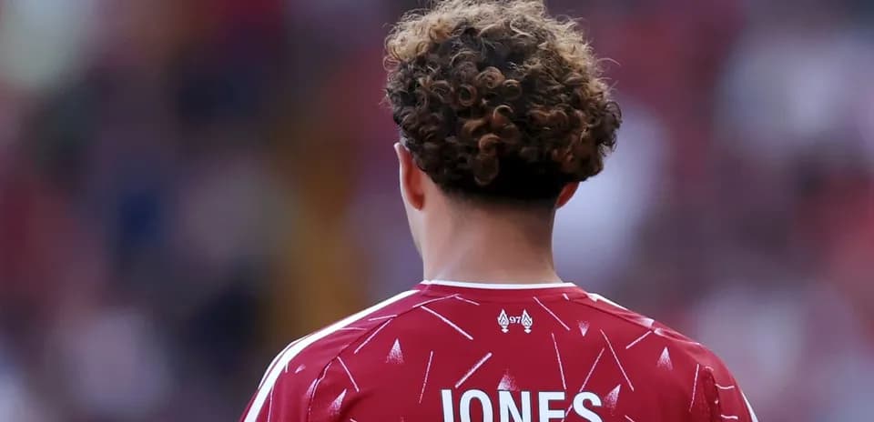 Jugador con camiseta roja y nombre 'JONES' visible