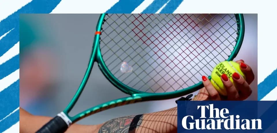 Mano sosteniendo raqueta y pelota de tenis