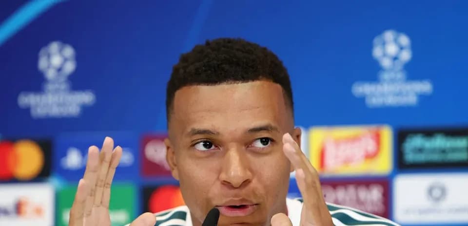 Jugador hablando en rueda de prensa de la Champions League