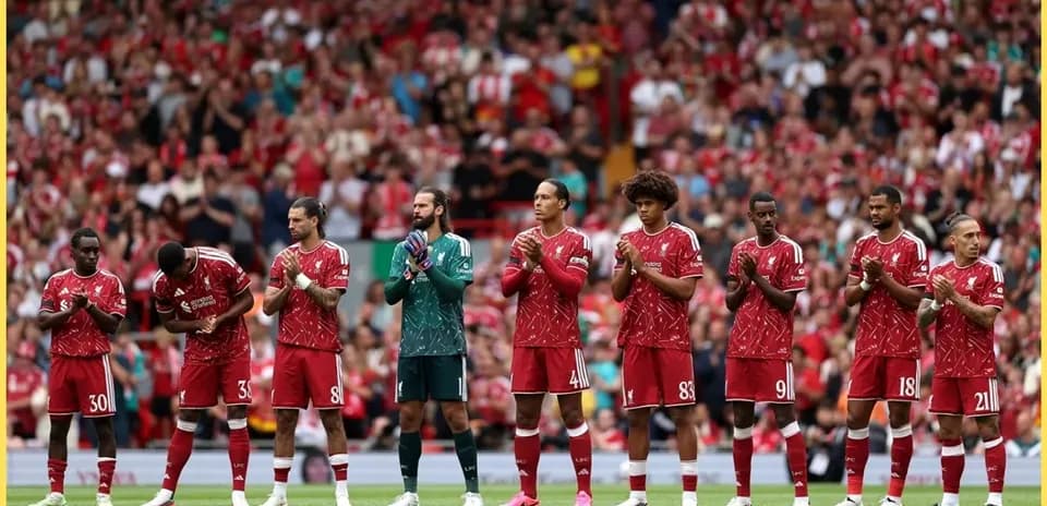 Jugadores de Liverpool alineados en el estadio aplaudiendo