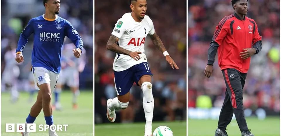 Tres jugadores de fútbol en acción y calentamiento