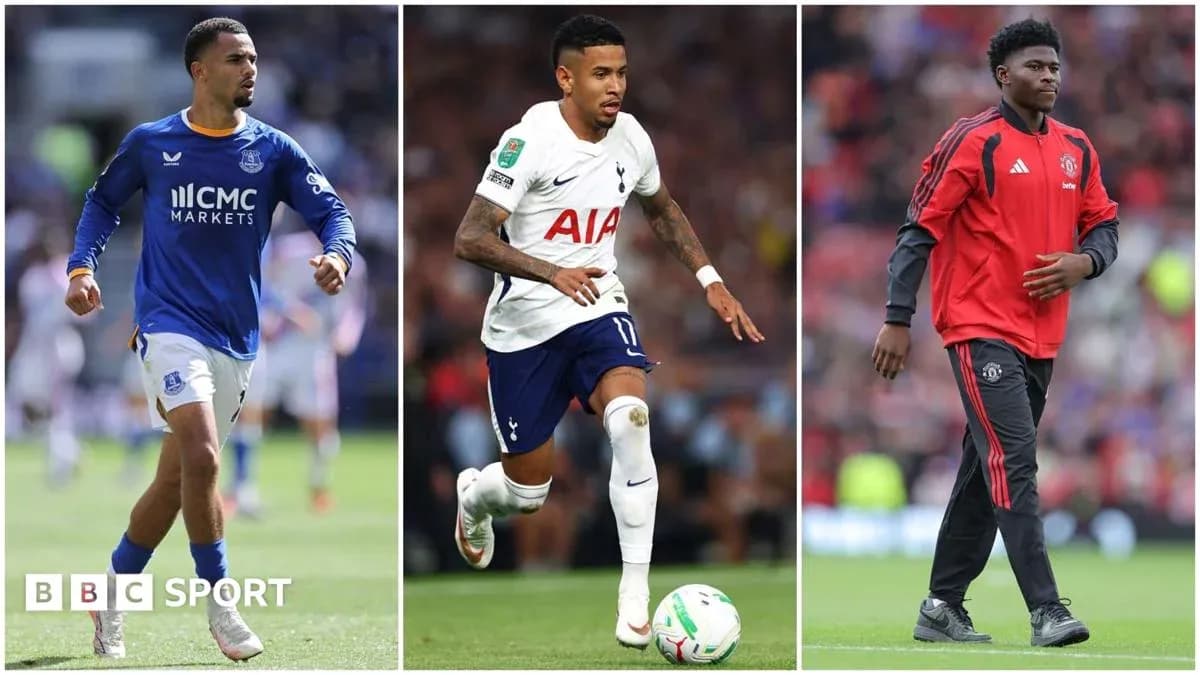 Tres jugadores de fútbol en acción y calentamiento