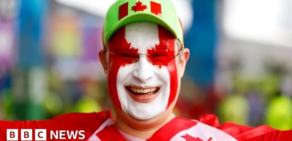 Afanático con cara pintada y gorra de Canadá