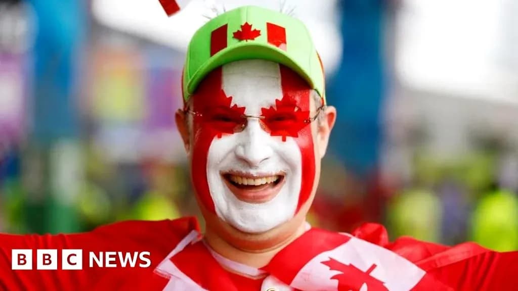 Afanático con cara pintada y gorra de Canadá