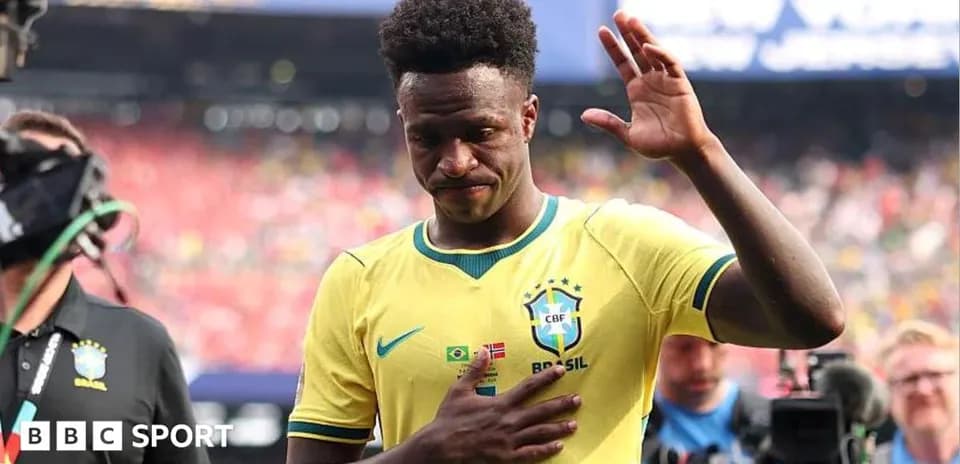 Jugador de Brasil saludando tras el partido