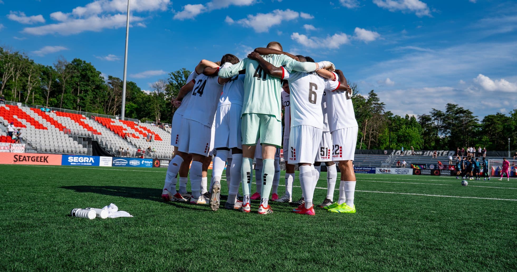 Jugadores de Loudoun United en círculo antes del partido