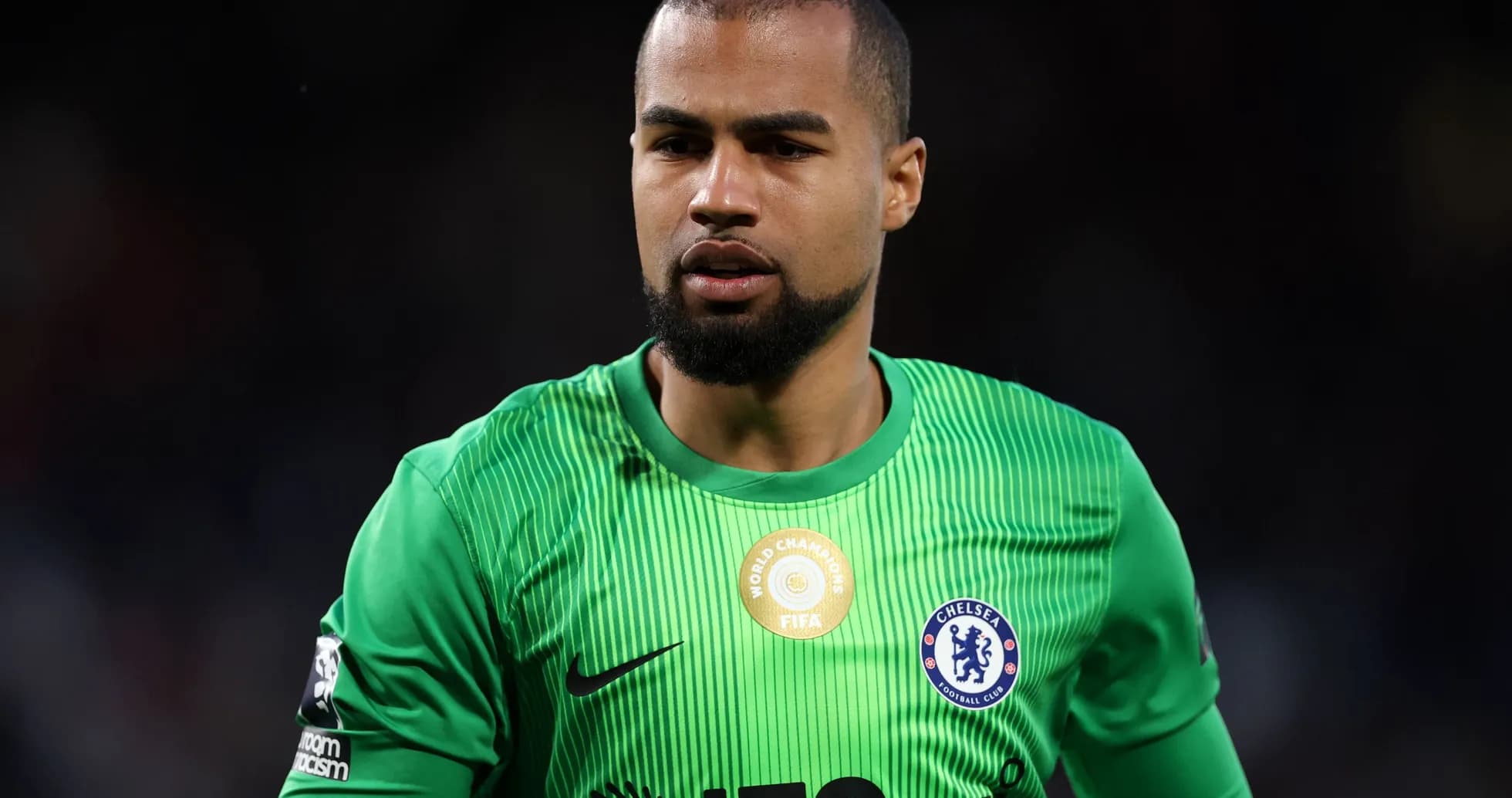 Portero de Chelsea en uniforme verde durante el partido