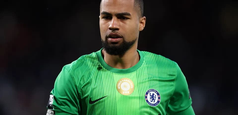 Portero de Chelsea en uniforme verde durante el partido