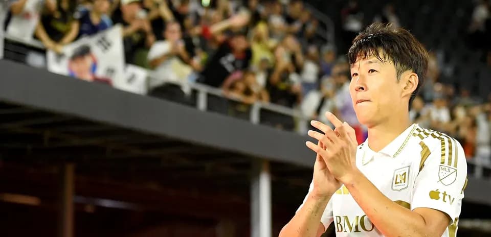 Jugador aplaudiendo ante la afición en el estadio