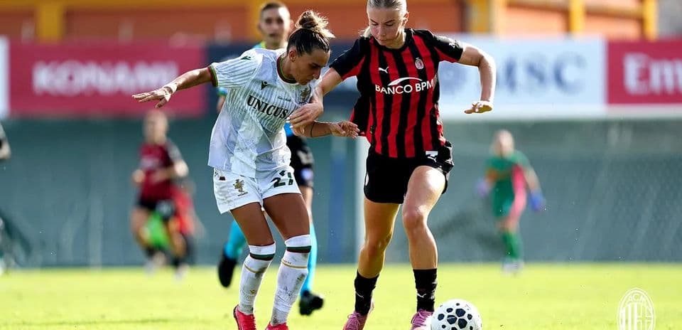 Jugadora de Ternana y AC Milan en acción