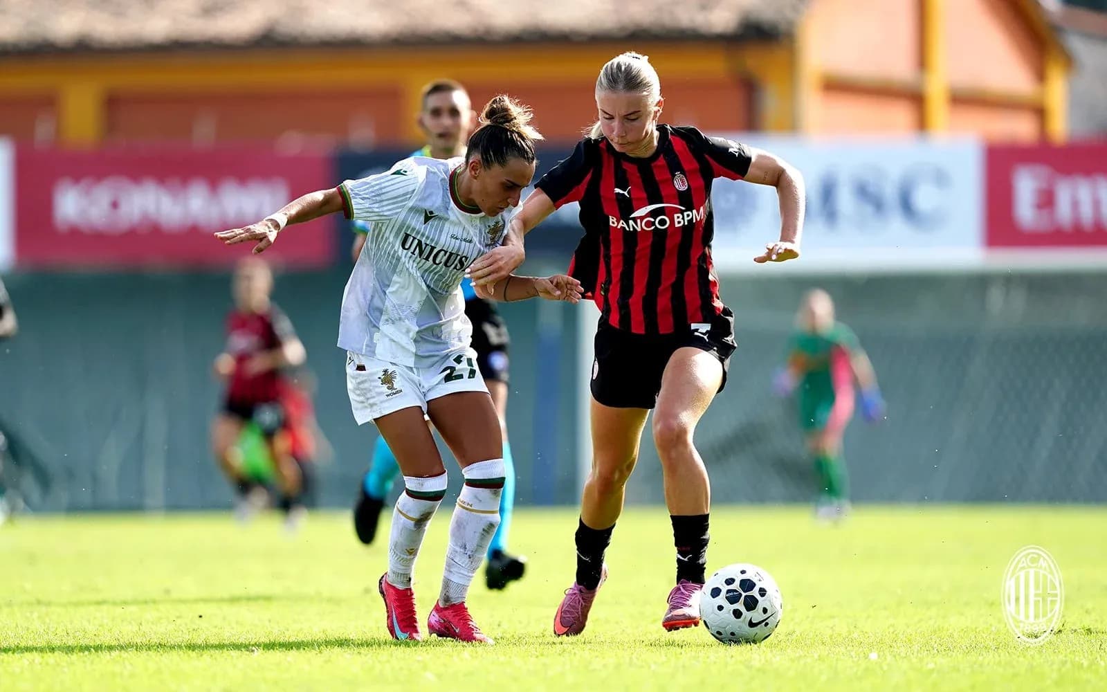 Jugadora de Ternana y AC Milan en acción
