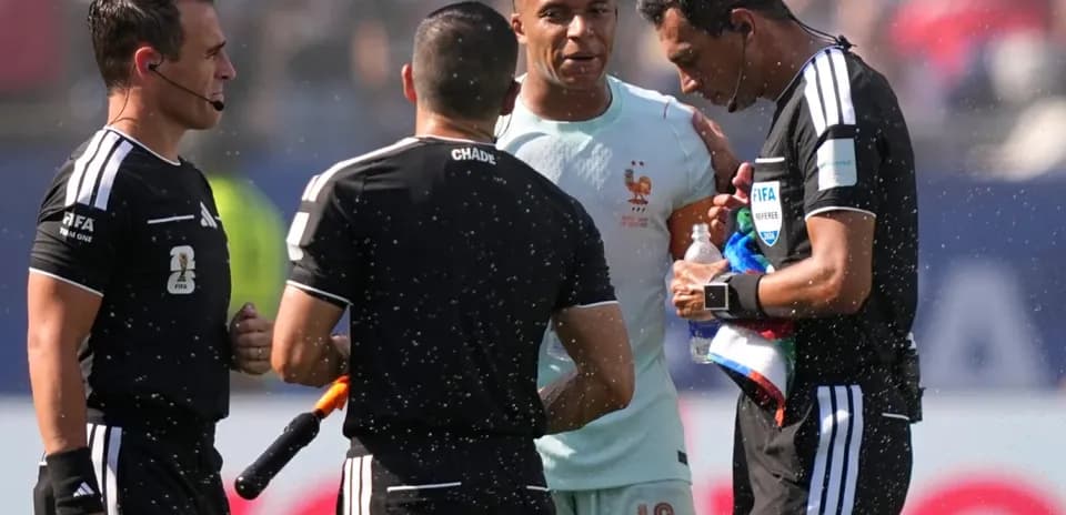 Kylian Mbappé hablando con árbitros durante partido