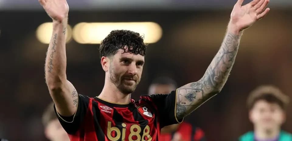 Jugador de Bournemouth saludando a la afición