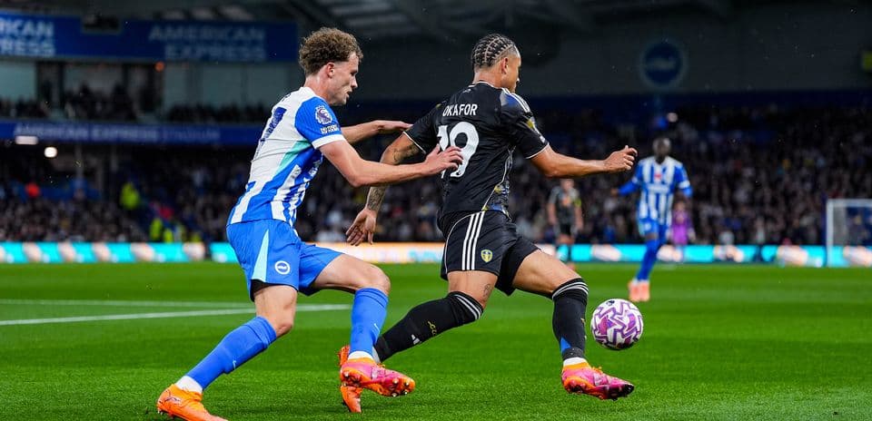 Jugador de Brighton intenta detener a delantero de Leeds