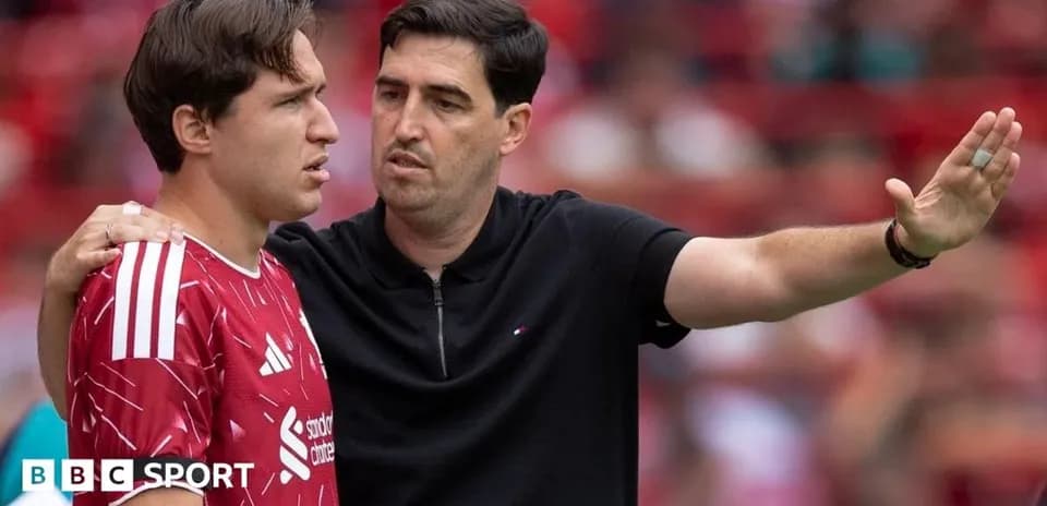 Entrenador hablando con jugador durante el partido