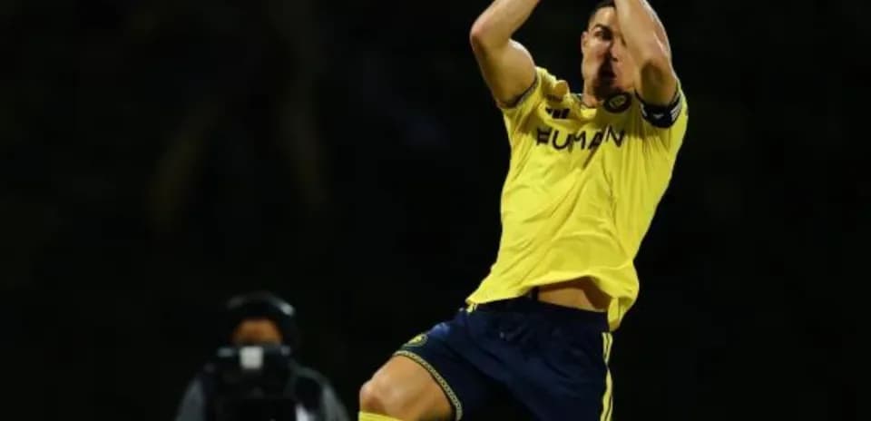 Jugador celebrando con los brazos levantados en campo