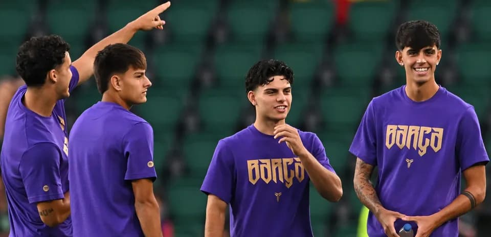 Jugadores de fútbol conversando en el campo de entrenamiento