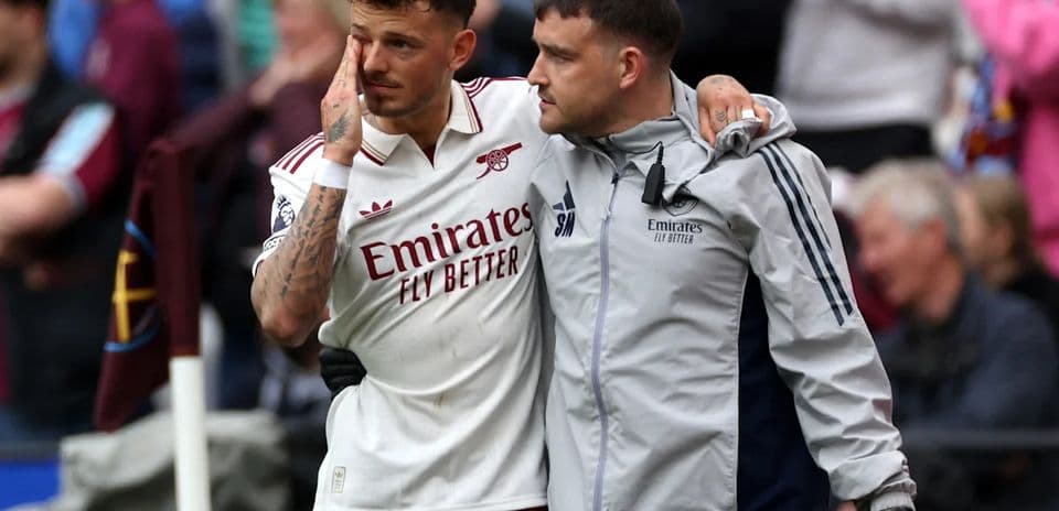 Jugador de Arsenal siendo ayudado tras lesión