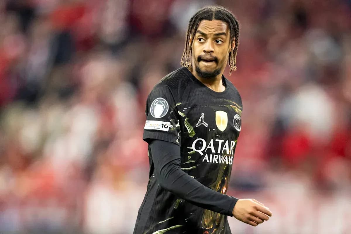 Jugador de fútbol en camiseta de PSG durante el partido