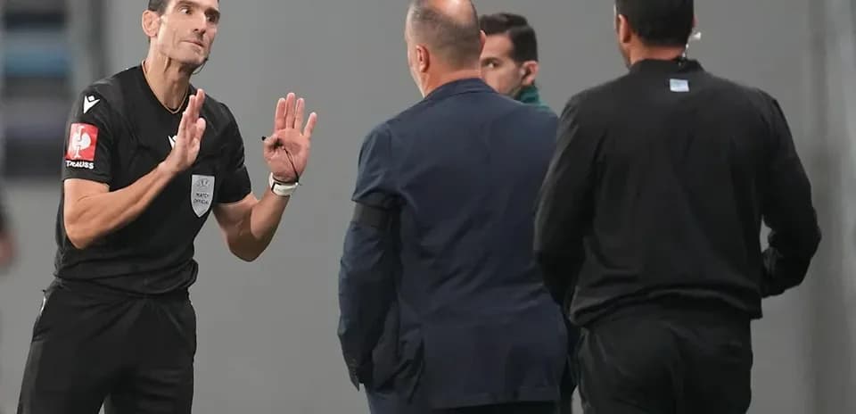 Árbitro hablando con entrenadores durante el partido