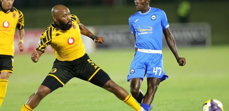 Jugadores de Kaizer Chiefs y AmaZulu compitiendo por el balón