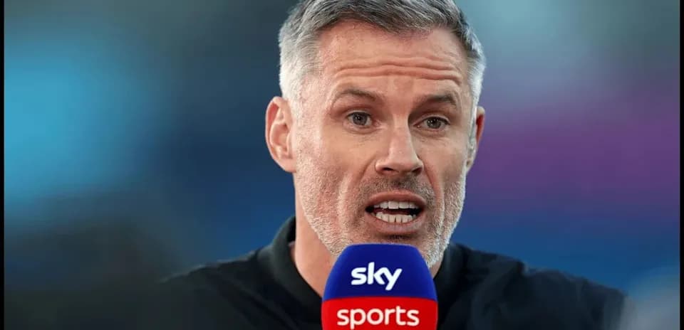 Analista deportivo hablando en micrófono de Sky Sports