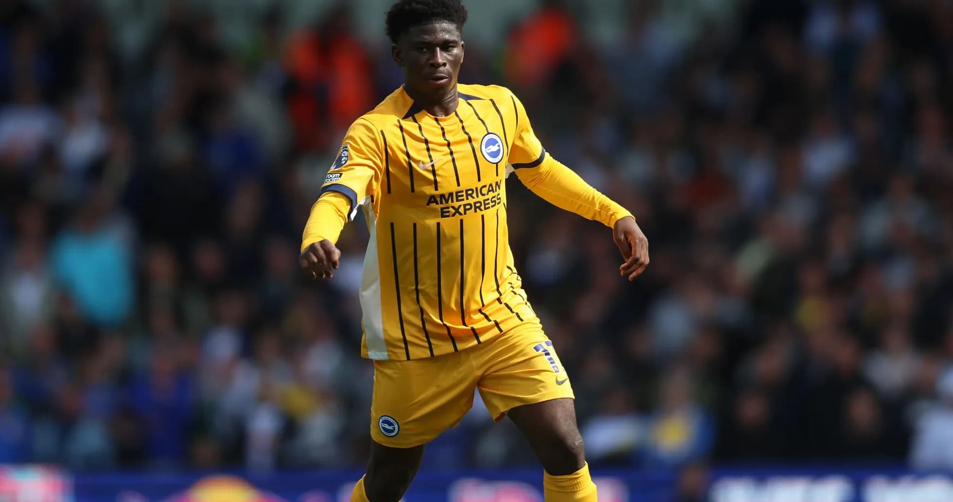 Jugador de Brighton corriendo en el campo de fútbol