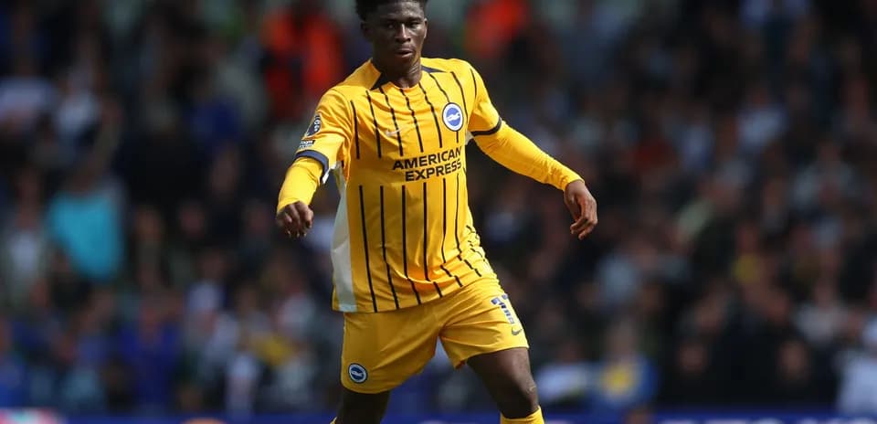 Jugador de Brighton corriendo en el campo de fútbol